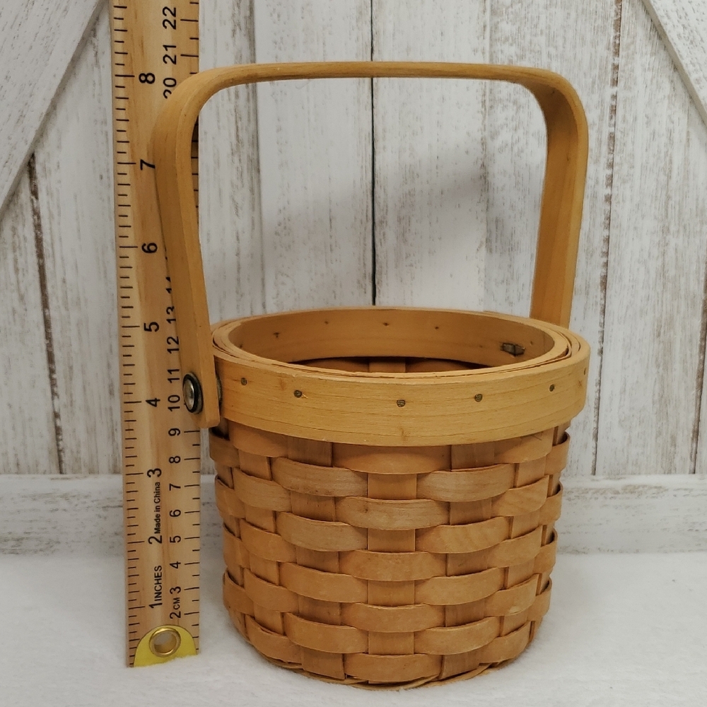Round Woven Basket with Handle - Picture 2 of 6